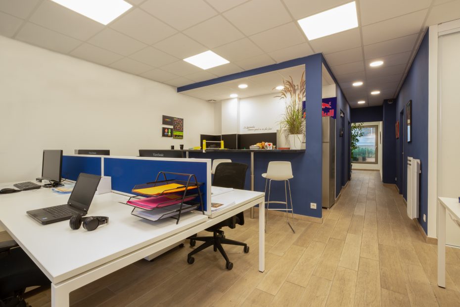 Vue large cuisine et bureau