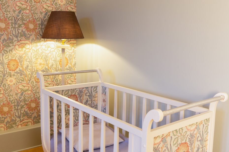 Chambre wmorrisandco pink-and-rose 2 pampa descamps DIY hmhome morriswallpaper_berceau_cradle