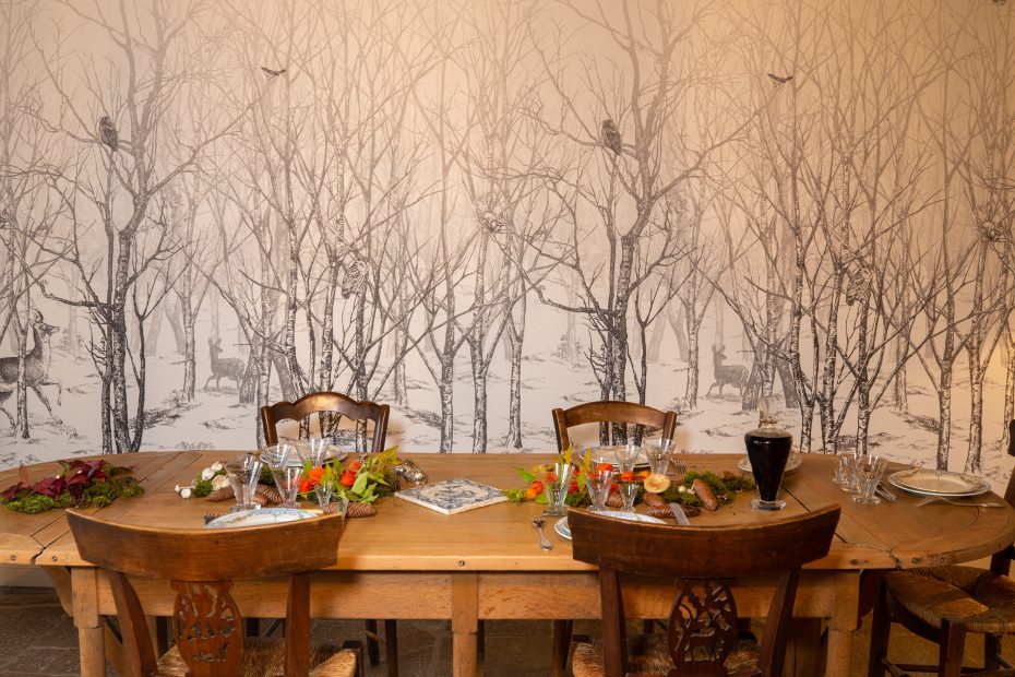 Papier peint forêt et set table