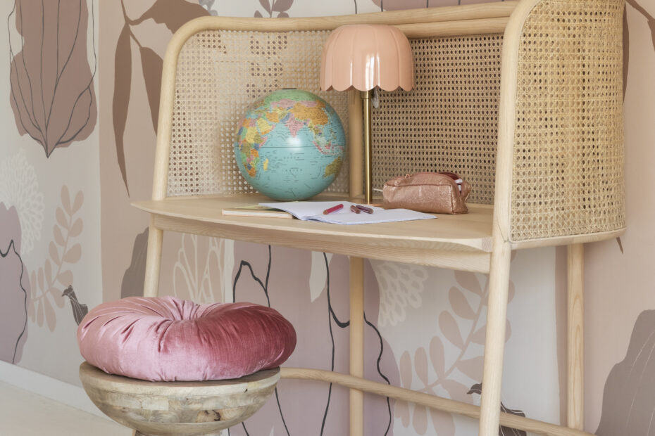 Maison_Courty_renovation_decoration_chambre fille rose beige_Roomblush_bureau Samuel Wilkinson conran shop_farrow and ball cinder rose