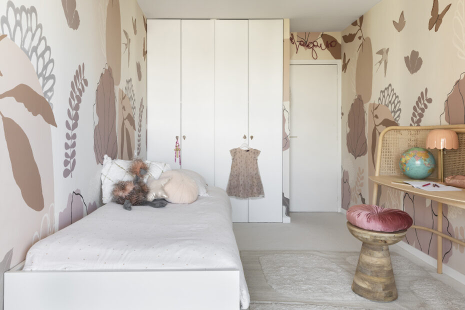 Maison_Courty_renovation_decoration_chambre fille rose beige_rotin__farrow and ball cinder rose