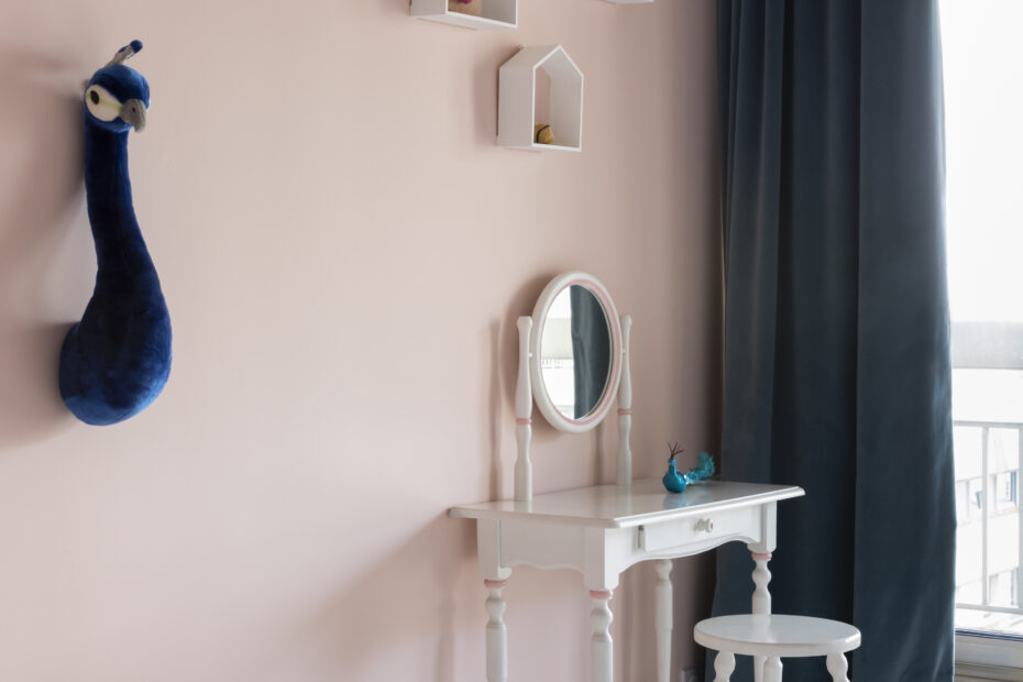 Maison_Courty_renovation_decoration_chambre fille rose_grandsiecle_velou bleu_moquette blanche