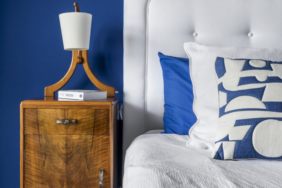 Maison_Courty_renovation_decoration_chambre parent tissu bleu klein_artdeco_tete lit capitonee