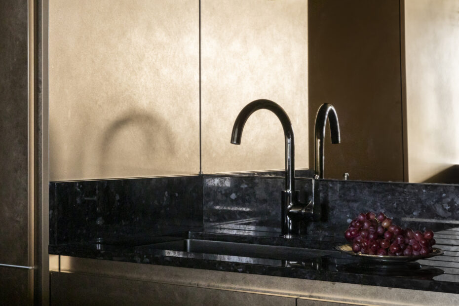 Maison_Courty_renovation_decoration_cuisine ouverte dorée gold