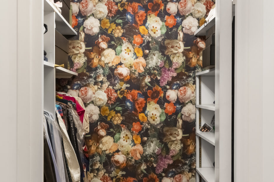 Maison_Courty_renovation_decoration_dressing_roberie_tissu fleur_suspension crital