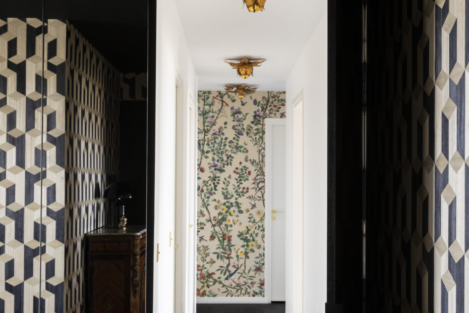 Maison_Courty_renovation_decoration_entrée arte_DCW etudition_miroir_porte dissumulée cachée accès