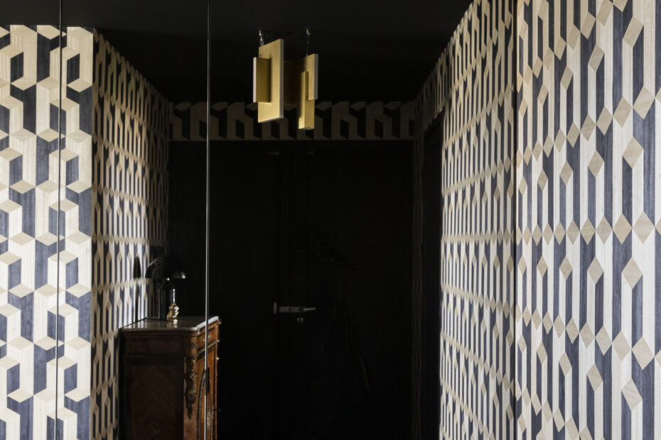 Maison_Courty_renovation_decoration_entrée arte_DCW etudition_miroir_porte dissumulée cachée accès nuit