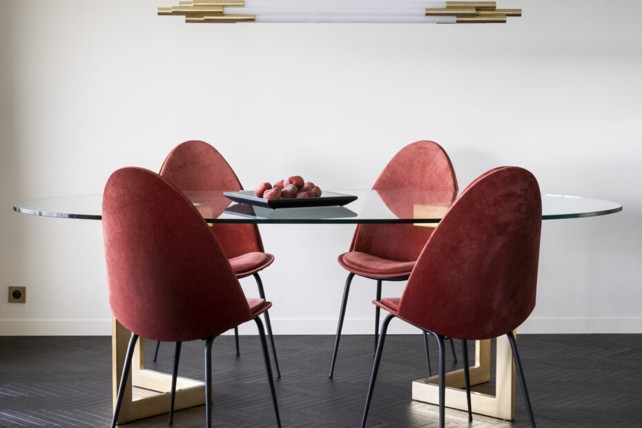 renovation decoration salle à manger DCW editions table verre parquet noir