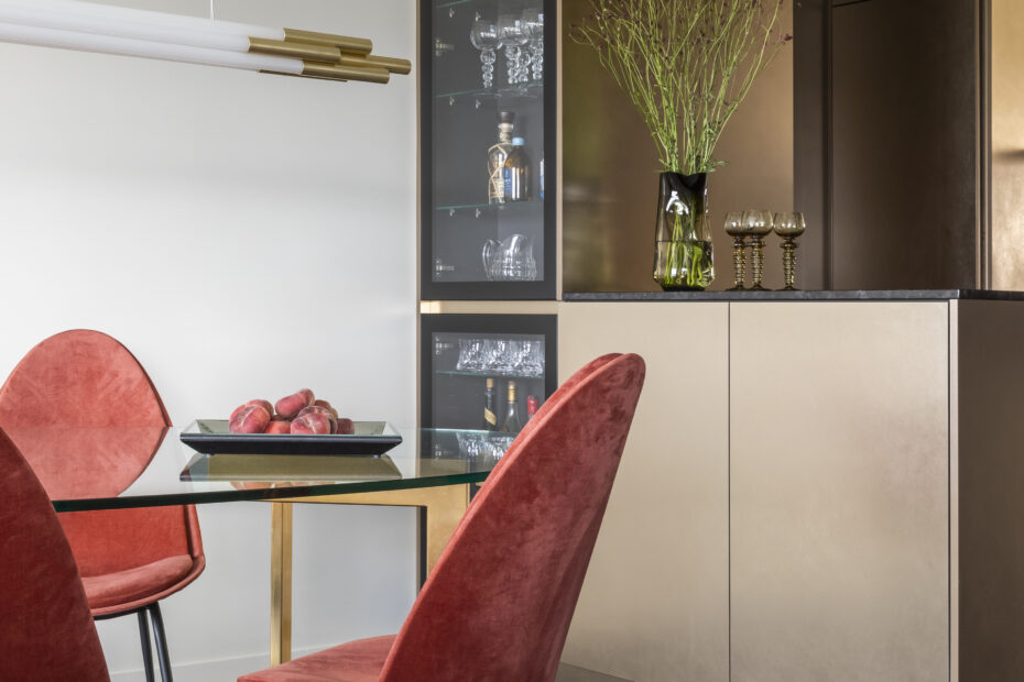 renovation decoration salle à manger DCW editions table verre parquet noir