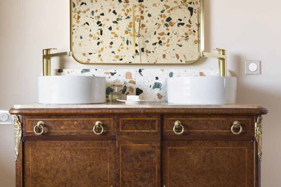 Maison_Courty_renovation_decoration_salle de bain_terrazzo_meuble vasque brocante_ramon soler_rea