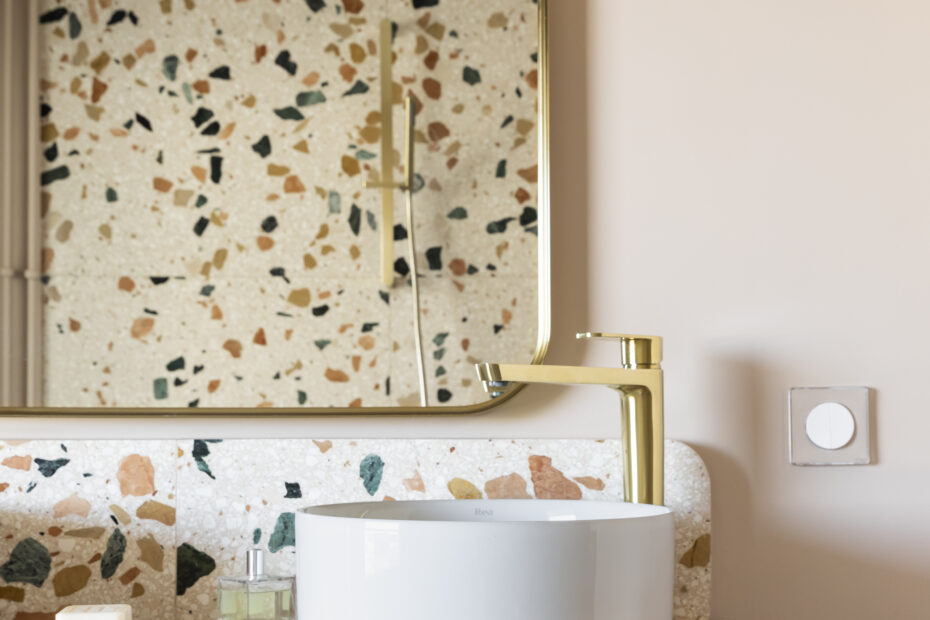 Maison_Courty_renovation_decoration_salle de bain_terrazzo_meuble vasque brocante_ramon soler_rea