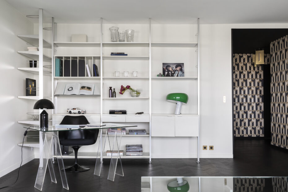 Maison_Courty_renovation_decoration_salon_knoll tulip chaise_etagères herman miller_oluce atollo_oakoak_snoopy flos